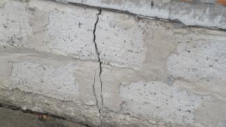 Чем заделать щель в бетоне на улице
